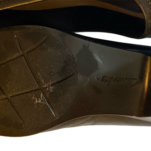 Size 11 Clarks Pumps in black leather with medium heel. Worn once. - Picture 6 of 7